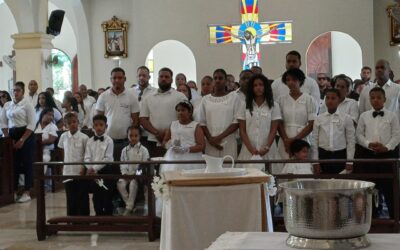 Bautismo en la catedral de niños del colegio y de la comunidad parroquial.
